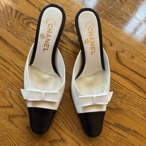 CHANEL vintage heels. Good condition.